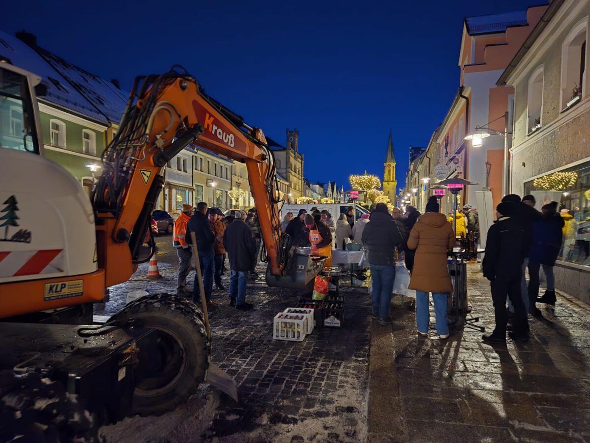 Baggerschaufelgrillen vereint Politik und Bürger in Kemnath