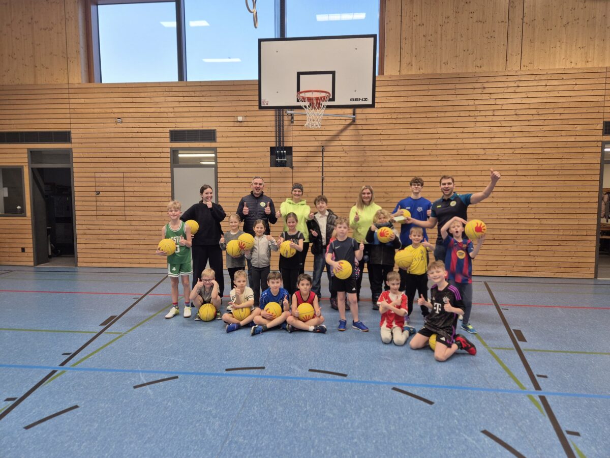 Basarteam-Spende finanziert Trikots für TSG-Basketball in Mantel