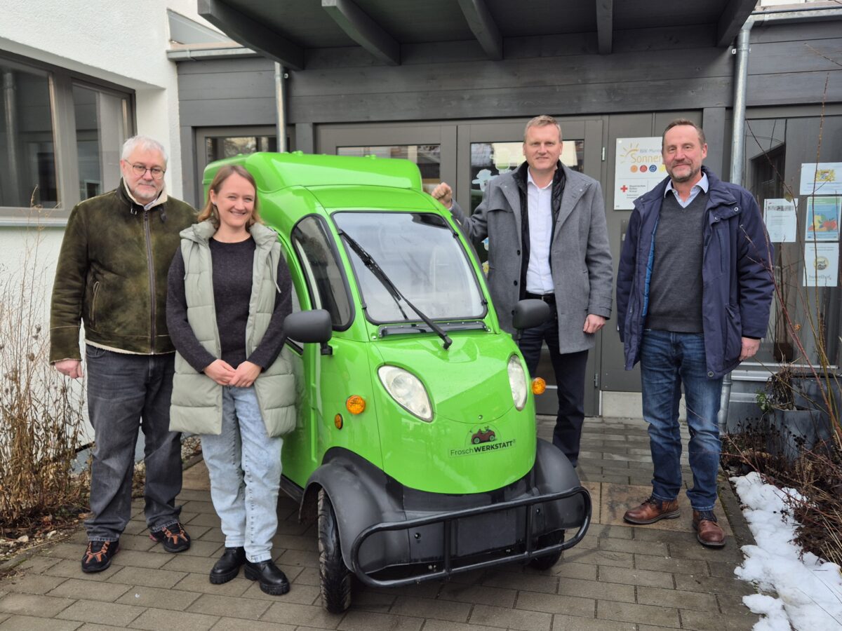 Quietschgrüner E-Frosch unterstützt Waldkindergarten in Maxhütte-Haidhof