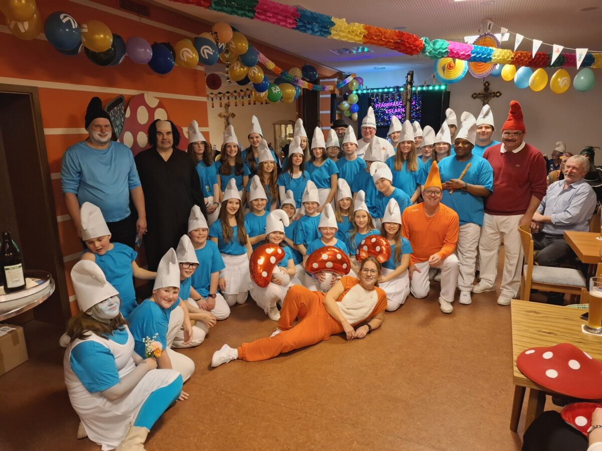 Schlümpfe stürmen Pfarrfasching in Eslarn