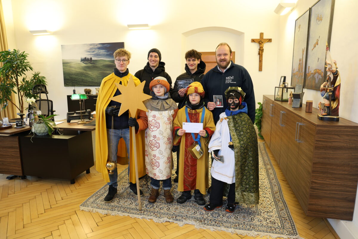 Sternsinger bringen Segen ins Landratsamt Neustadt/WN