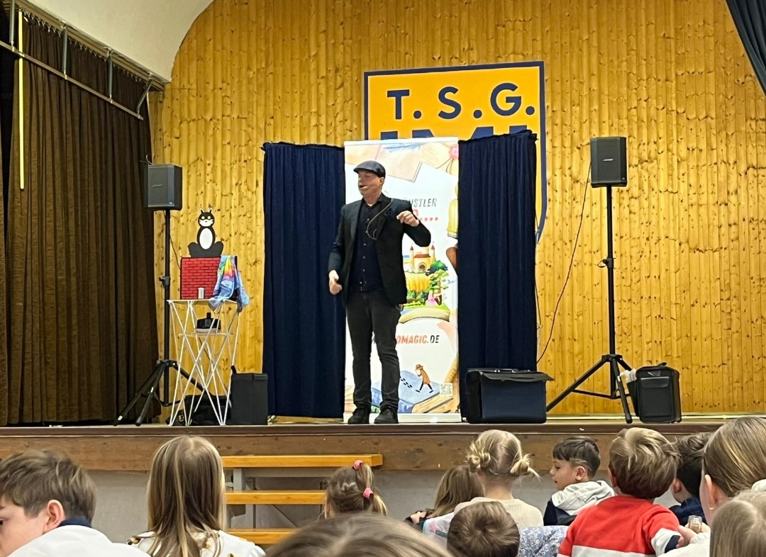 Zaubershow begeistert rund 200 Besucher in Mantel