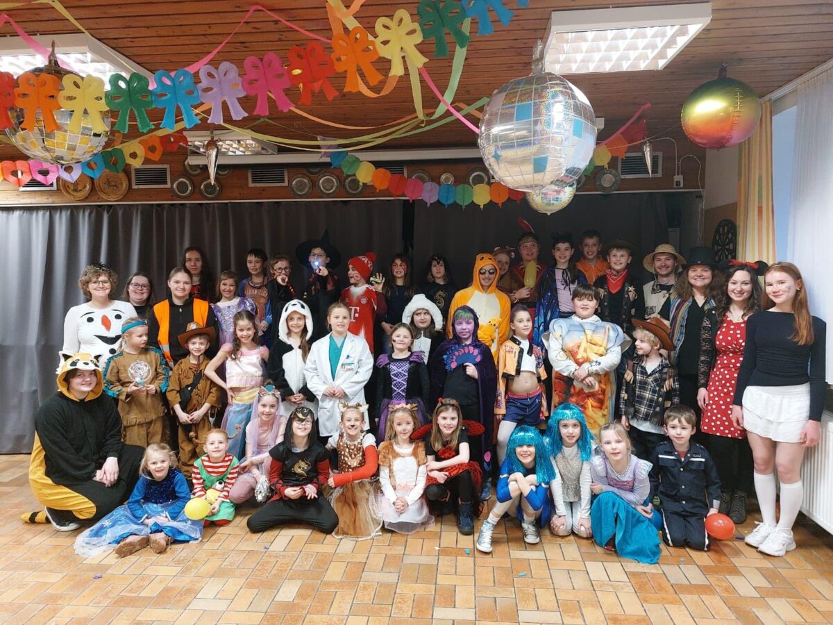Wasserwacht feiert kunterbunte Faschingsparty in Weiherhammer