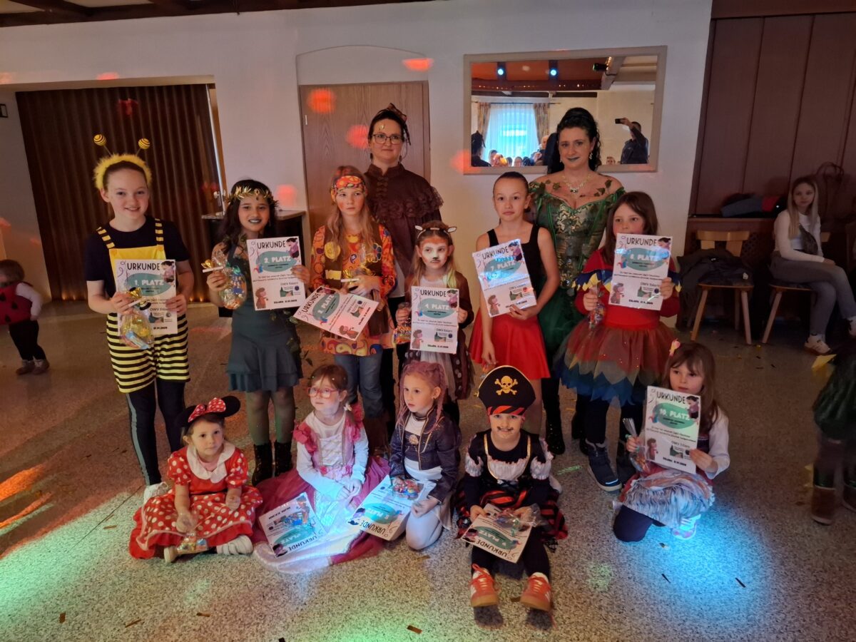 Kuchsaal bebt beim OWV-Kinderfasching in Eslarn